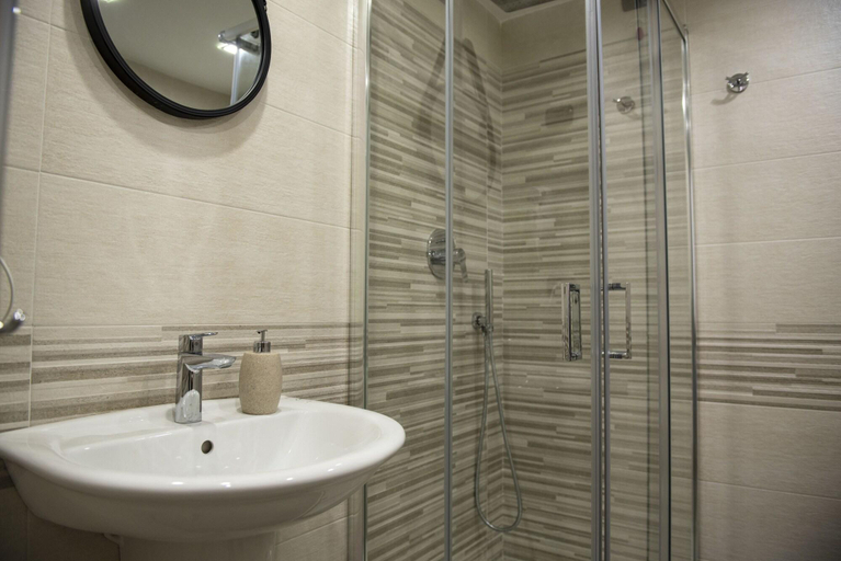 Bathroom 5, Petrucci B&B, Napoli