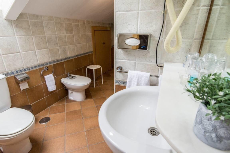 Bathroom 5, Antika Snoga, Ávila