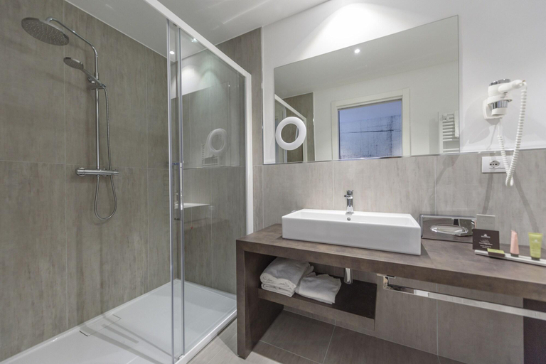 Bathroom 5, Bella, Brescia