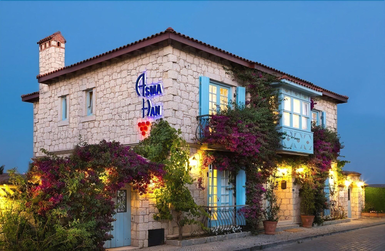 Exterior & Views