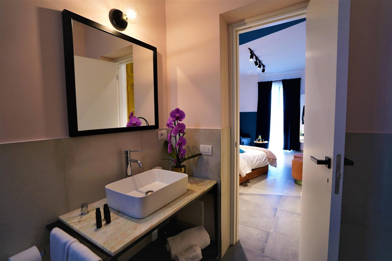 Bathroom 5, Nacu 90, Napoli