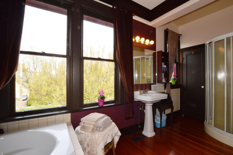 Bathroom 3, Marketa's Bed & Breakfast, Capital