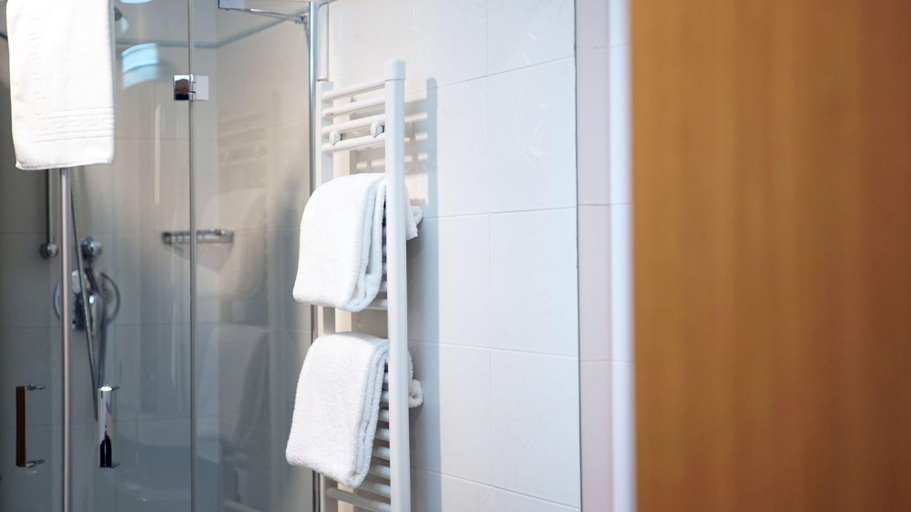 Bathroom 5, Garden Hotel, Arezzo
