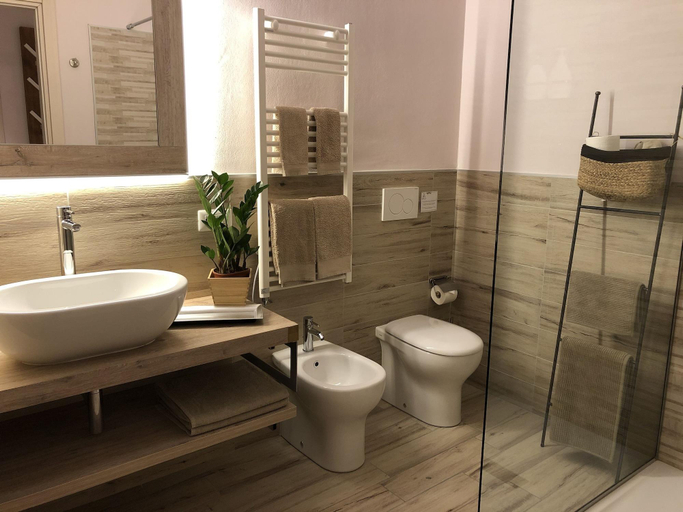 Bathroom 5, Hayloft, Milano