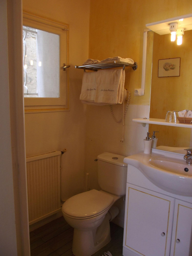 Bathroom 4, Les Gues Rivieres, Gironde
