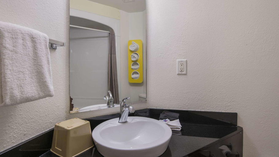 Bathroom 4, Motel 6 Roswell, NM, Chaves