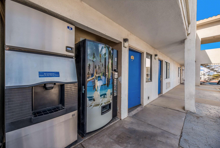 Public Area 3, Motel 6 Westley, CA, Stanislaus