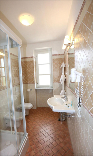 Bathroom 4, Hotel Barolo, Cuneo