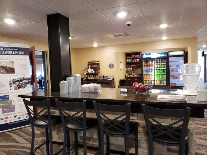 Food & Drinks 5, Cobblestone Inn Suites Merrill, Lincoln