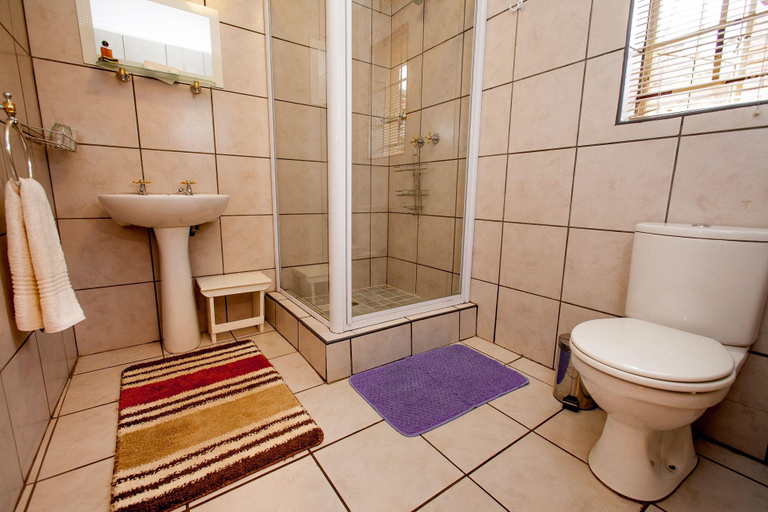 Bathroom 3, Shamrock Arms Guest Lodge, Nkangala