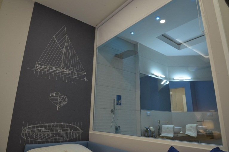 Bathroom 4, Le suite del nostromo, Salerno