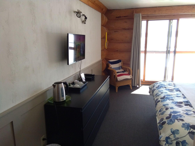 Bedroom 3, Cariboo Log Guest House, Cariboo