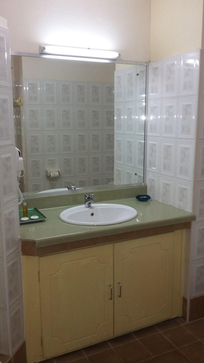 Bathroom 4, St Georges Hotel