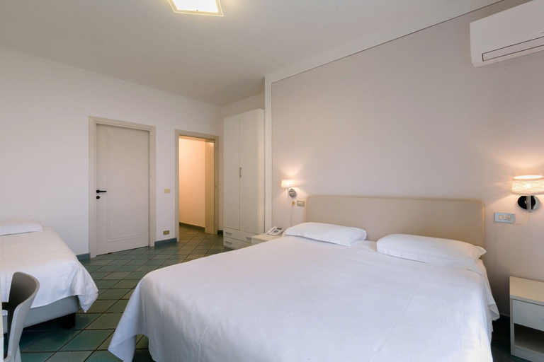 Bedroom 3, Hotel Saviola, Brescia