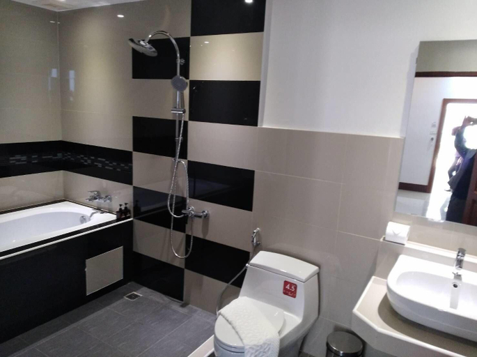 Bathroom 4, NongHan Grand hotel and resort, Nong Han