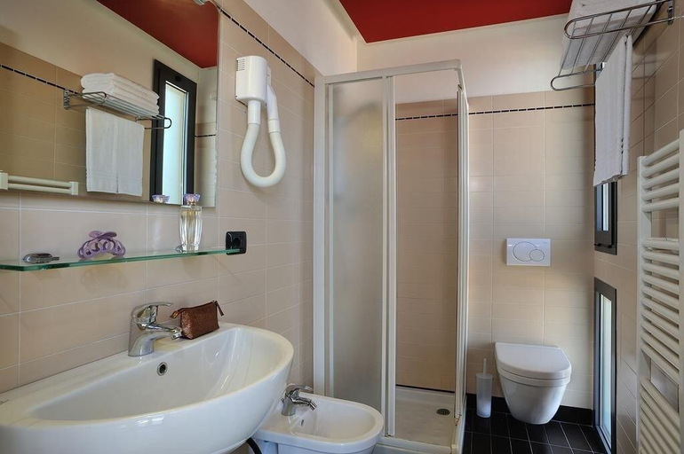 Bathroom 4, Hotel Bridge, Rimini