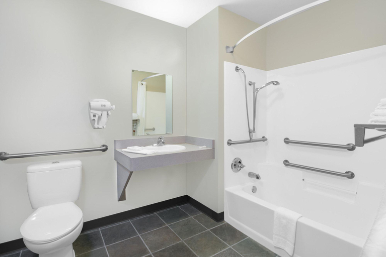 Bathroom 4, Northwoods Inn & Suites, Saint Louis
