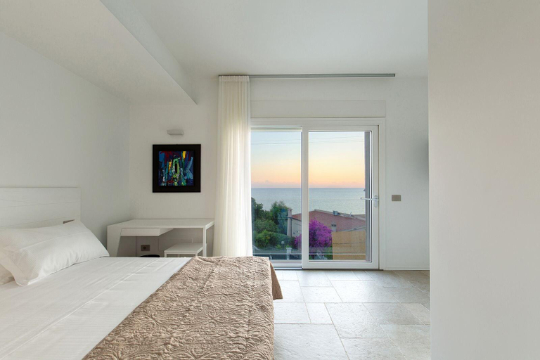 Bedroom 2, Scissure Sea Suite, Latina