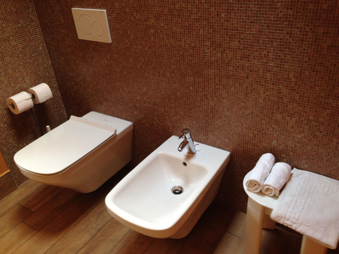 Bathroom 4, Don Abbondio, Lecco