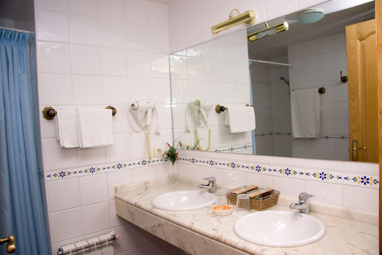 Bathroom 4, Hotel Astur Regal, Asturias