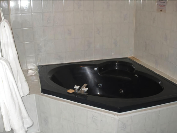 Bathroom, Lively Inn & Suites, Greater Sudbury