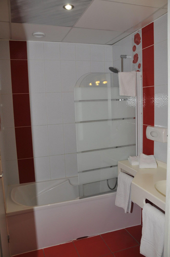 Bathroom 5, Hotel Nestor, Drôme