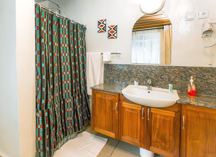 Bathroom 5, Heaven Restaurant & Boutique Hotel, Nyarugenge