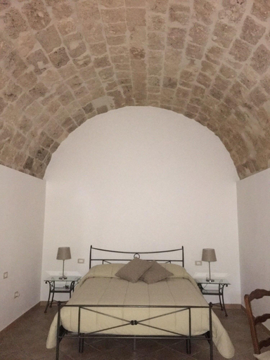 Others 5, B&B Macrina, Syracuse