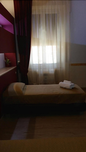 Bedroom 2, B&B The Queens, Foggia
