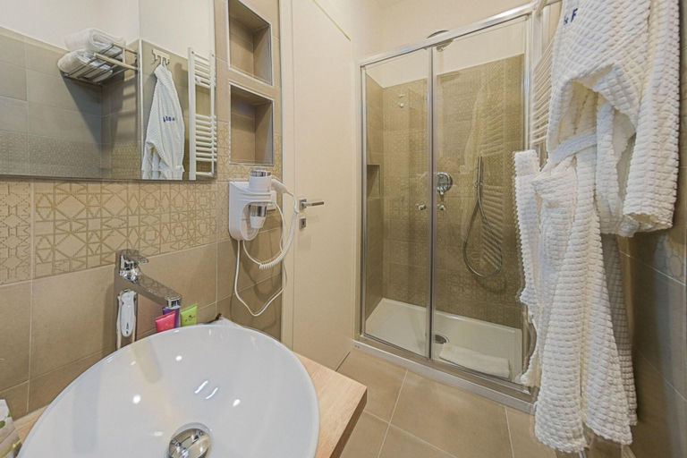 Bathroom 4, B&B H68, Savona