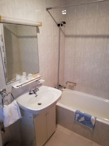 Bathroom 3, El Retiro, Pontevedra