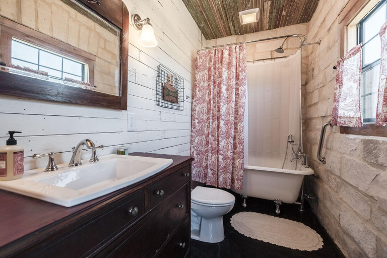 Bathroom 4, TimberRose B&B, Gillespie