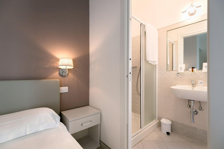 Bathroom 4, Hotel Saviola, Brescia