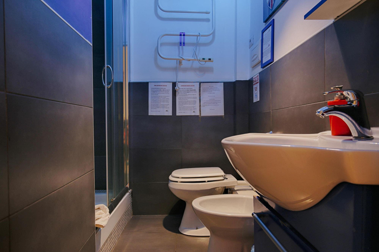 Bathroom 4, Jet Lag, Rome