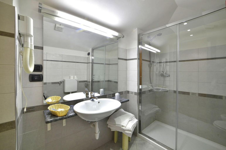 Bathroom 3, Dropiluc, Torino