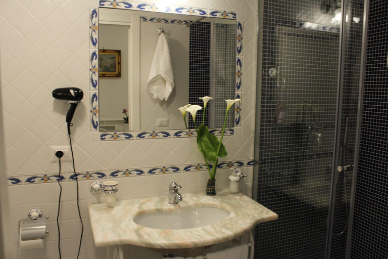 Bathroom 5, Surriento Suites, Napoli