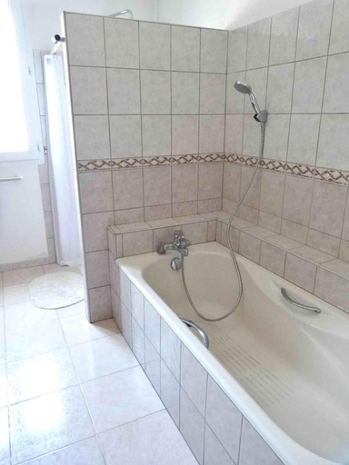 Bathroom 5, Salvaterra, Gard