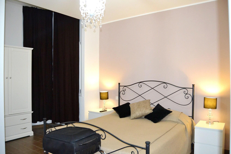 Bedroom 2, Arcobaleno Suites, Cagliari