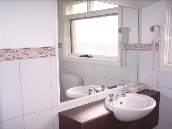 Bathroom, Yea Motel, Murrindindi - West