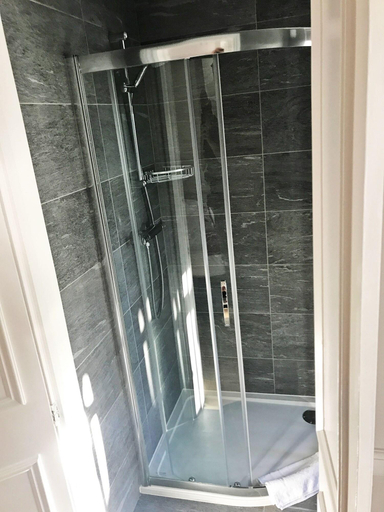Bathroom 4, Gidea Park Hotel, London