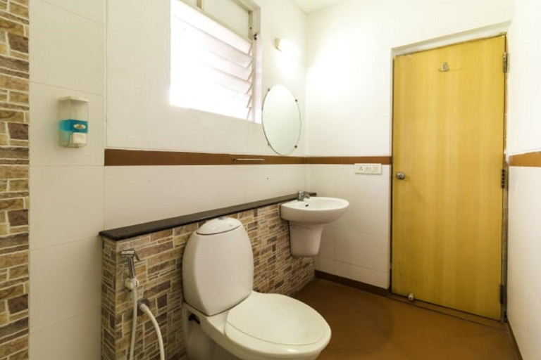 Bathroom 3, Hotel De Ecobiz, Ahmadabad