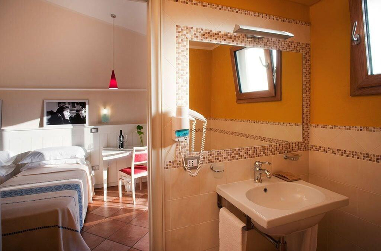 Bathroom 5, Marin Hotel, Cagliari