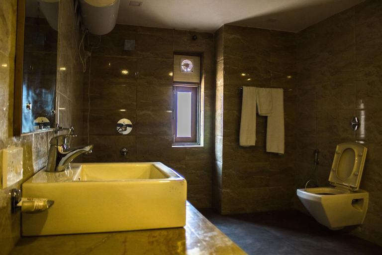 Bathroom 5, LYNQ CICO Hotel, Kolkata