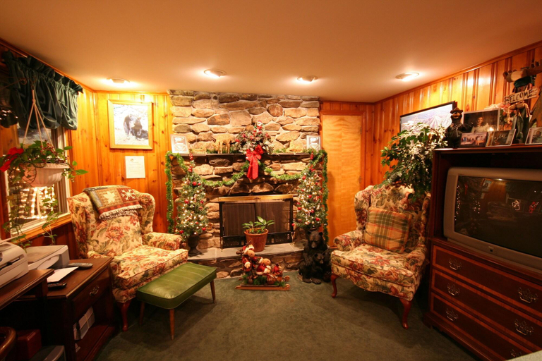 Public Area, Nootka Lodge, Grafton