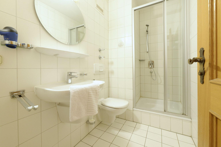 Bathroom 5, Das Gästehaus Unt' am See, Rosenheim