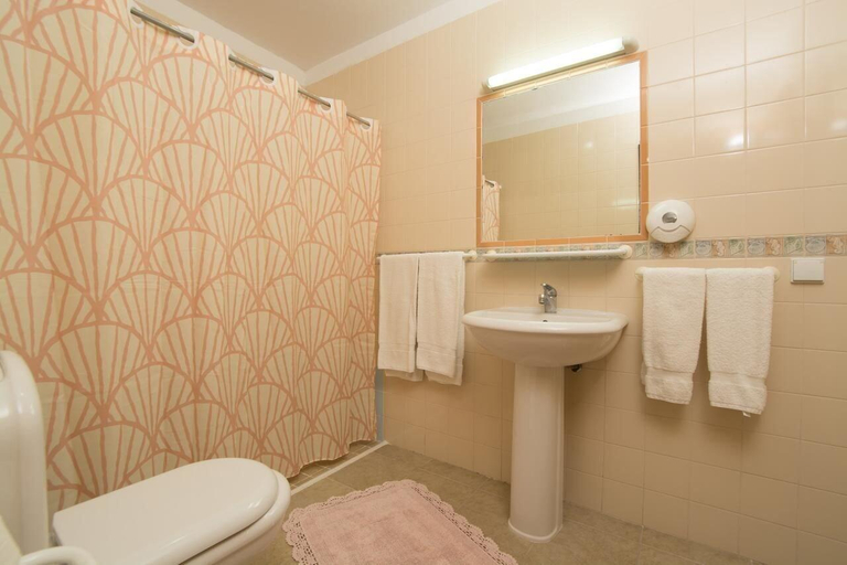 Bathroom 4, Welwitshia guest house, Lagoa