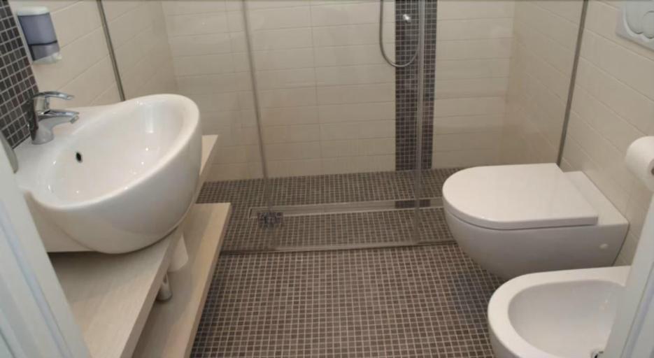 Bathroom 4, Aquila, Rimini