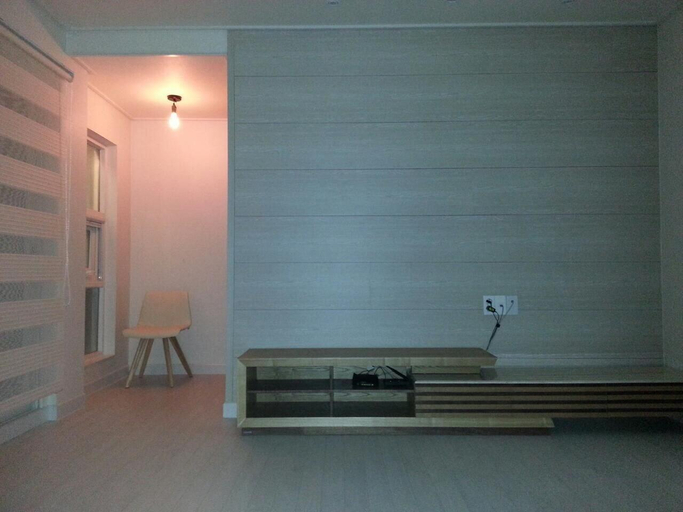 Bathroom 4, Daon House, Buk