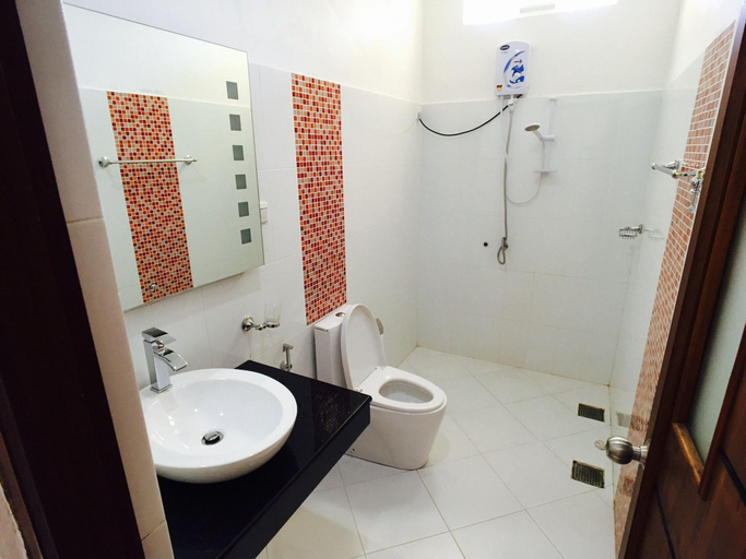 Bathroom, Slightly Chilled Yellow House, Ambagamuwa