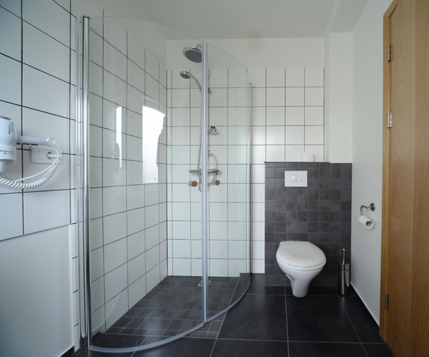 Bathroom 4, Hotel Eskifjörður, Fjarðabyggð